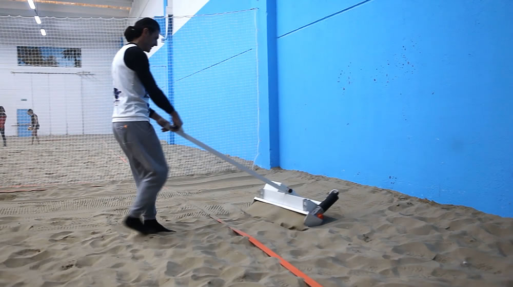 Manutenzione sabbia con lo spiana sabbia a batteria per pala beach e campi da gioco Manutenzione sabbia con lo spiana sabbia a batteria per pala beach e campi da gioco